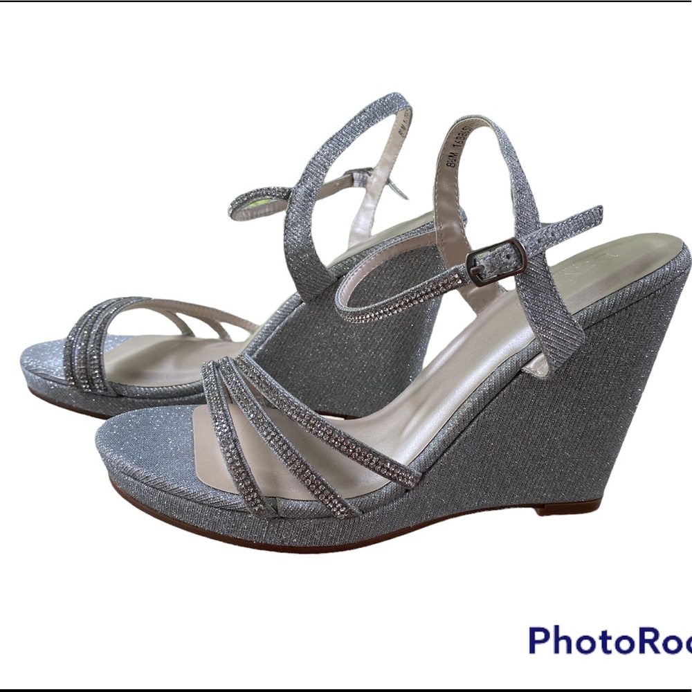 👰‍♀️David’s Bridal Rhinestone Wedges